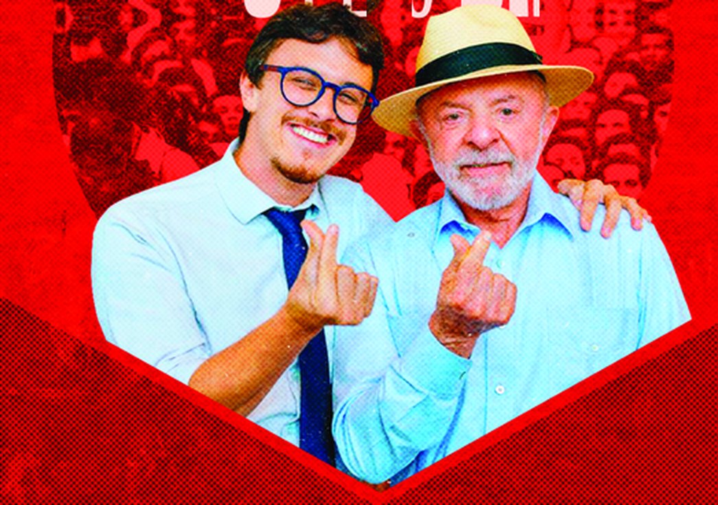 Guilherme Cortez e Lula lado a lado, sorrindo e fazendo um coração com os dedos